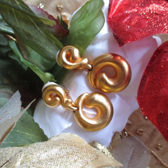🌹🌹 CLARA STUDIOS (VINTAGE) GOLD SWIRL CIRCLE EARRINGS – CLIP-ONS 🌹🌹 NWOT - Picture 3 of 15
